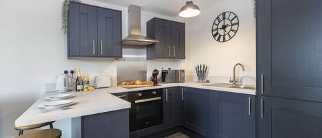 Business Double Room, 1 Bedroom | Private kitchen | Electric kettle