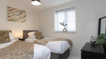 Business Double Room, 1 Bedroom | Desk, iron/ironing board, free WiFi