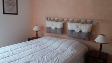 4 bedrooms, iron/ironing board, free WiFi