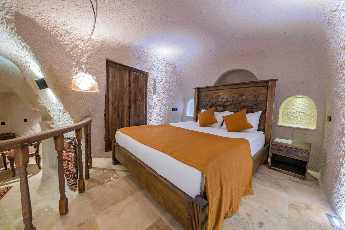 Deluxe Double Room With Jacuzzi | 1 多间卧室、高档床上用品、记忆海绵床垫、特色装修