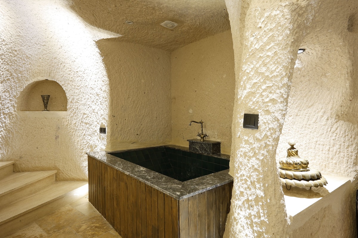 Deep-soaking bathtub