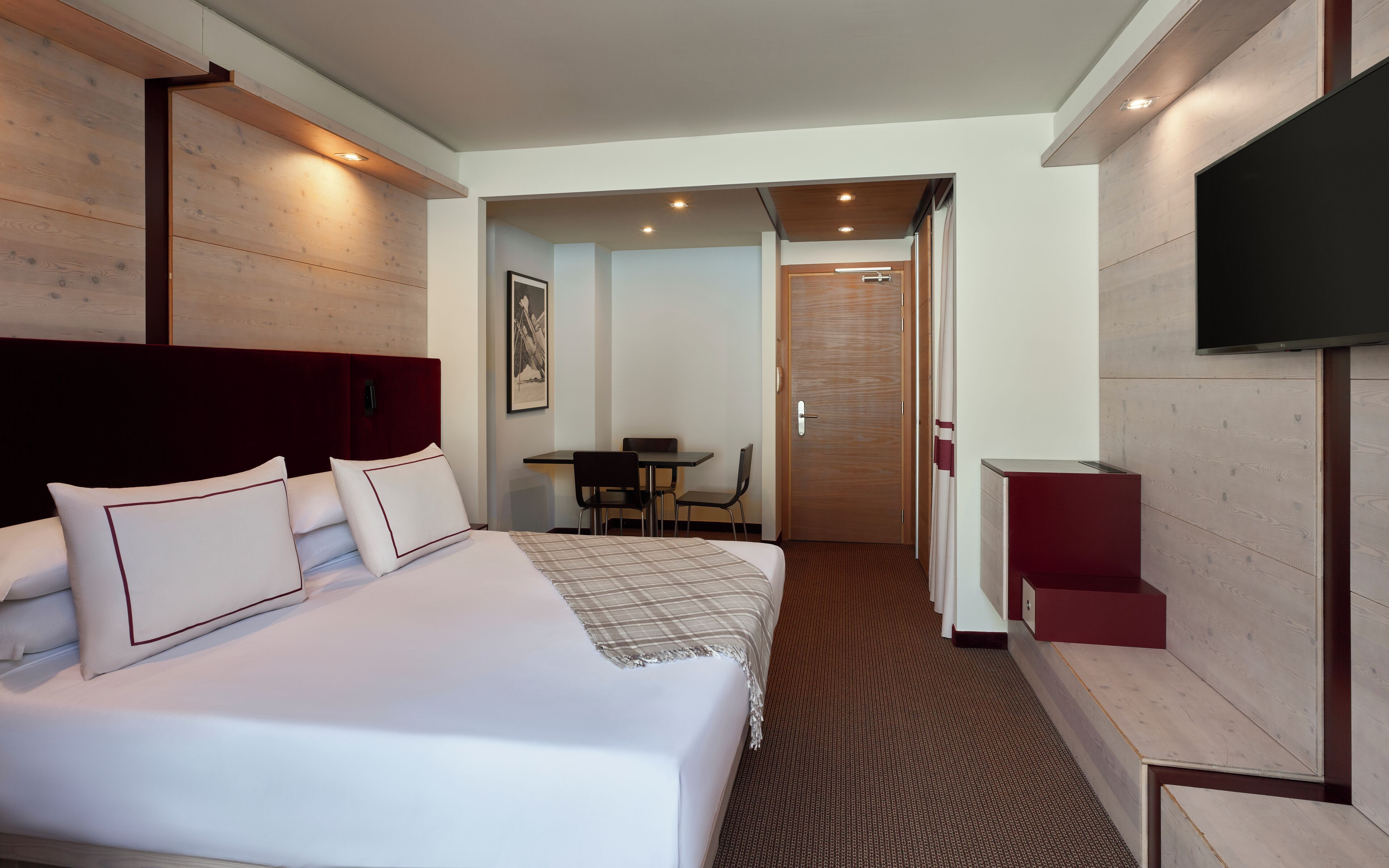 Minibar, in-room safe, desk, free WiFi