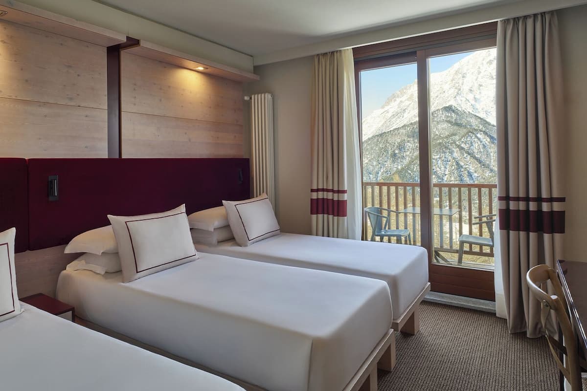 Junior Suite, Mountain View | 1 bedroom, minibar, in-room safe, desk