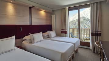 Phòng Suite Junior, quang cảnh núi | 1 phòng ngủ, minibar, két bảo mật tại phòng, bàn