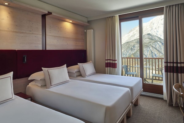 Suite júnior, vistes a la muntanya | Minibar, caixa forta a l'habitació, escriptori i wifi gratuïta