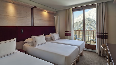 Junior Suite, Mountain View | Minibar, in-room safe, desk, free WiFi