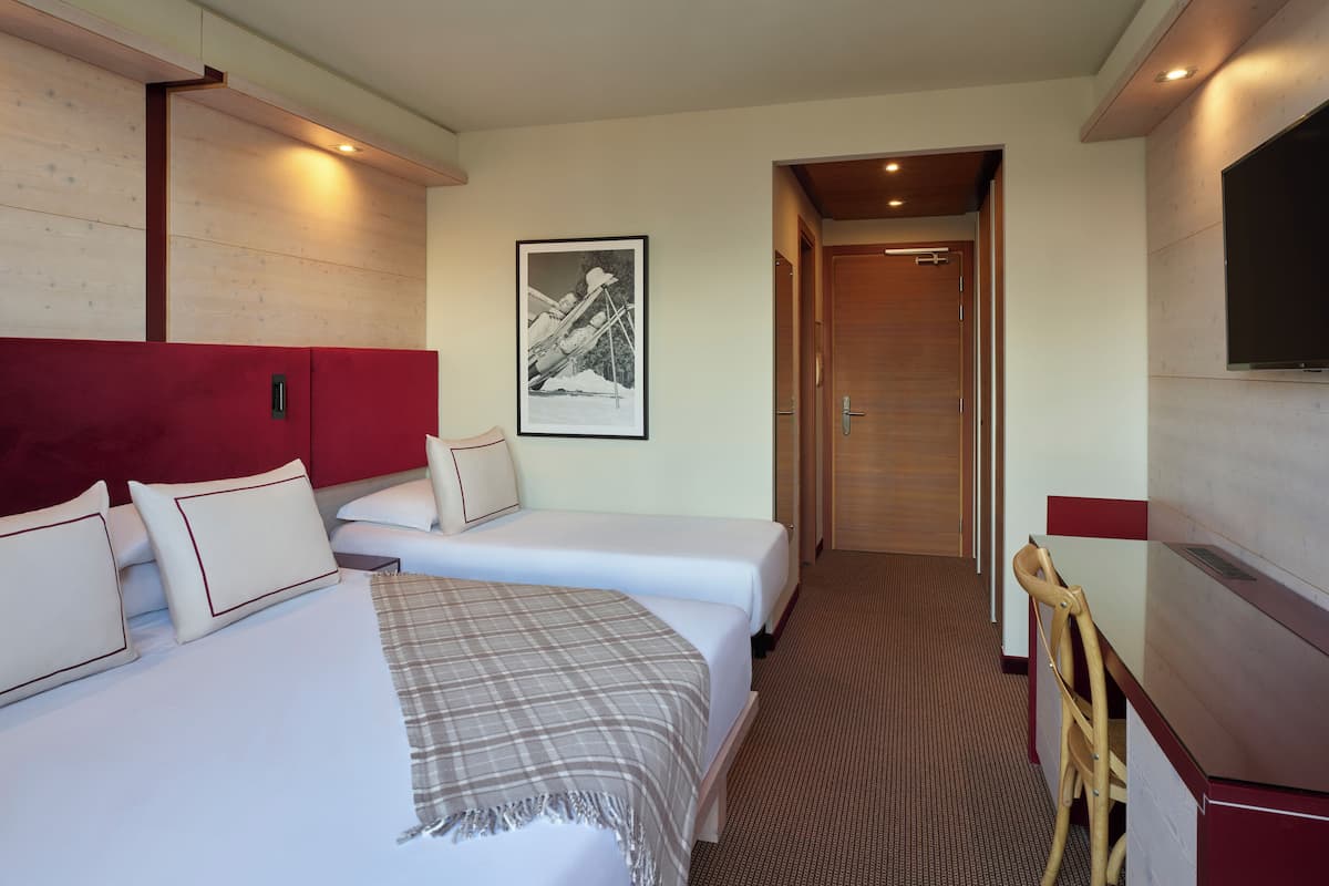 Superior Triple Room, Mountain View | 1 bedroom, minibar, in-room safe, desk