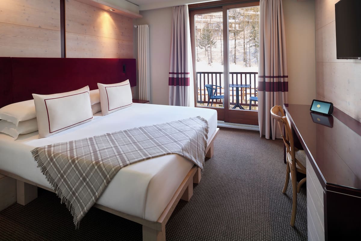 Classic Double Room | 1 bedroom, minibar, in-room safe, desk
