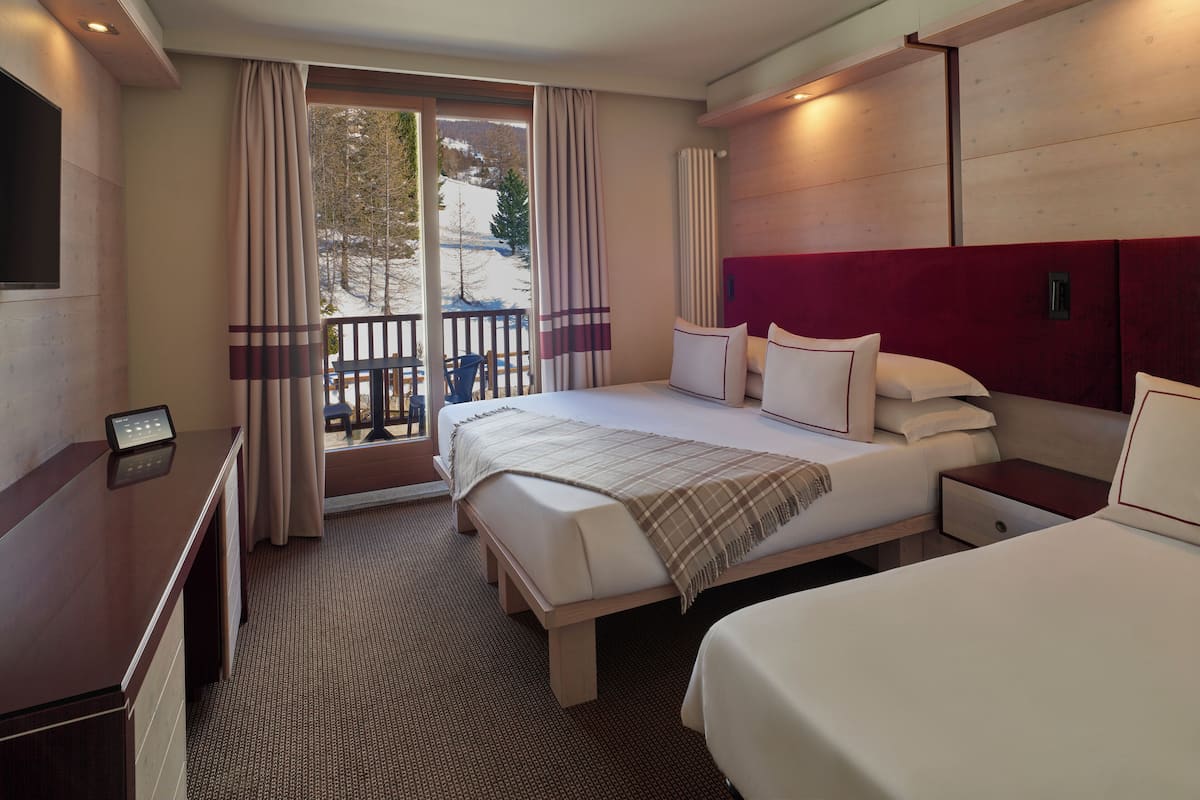 Classic Triple Room | 1 bedroom, minibar, in-room safe, desk