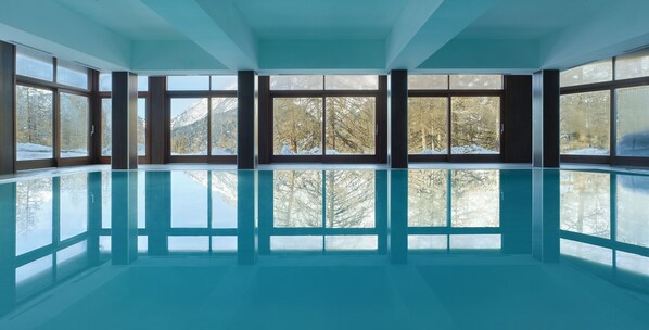 Una piscina cubierta