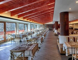 供应早餐、午餐和晚餐，意大利菜