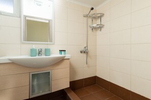 Apartment | Bathroom | Towels, soap, shampoo, toilet paper - Blanco Apartment by A&D Properties (Markopoulo Mesogaias)