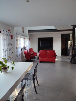 Interior - House 30 minutes from Le Mans 24-hour race track (La Quinte)