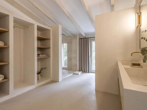 Badewanne, Haartrockner, Handtücher