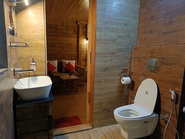 Ducha, artículos de tocador gratuitos, pantuflas, toallas