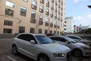 Property grounds - Baimei Zhubao Hot Spring Hotel (Ruili)