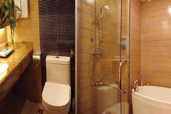 Un baño moderno con ducha envuelta en vidrio, inodoro blanco y bañera.