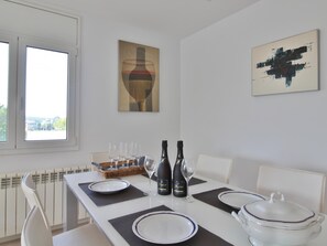 Dining - Corner Apartment with Terrace, Parking & Wi-Fi Near Palamós Beach (Palamós)
