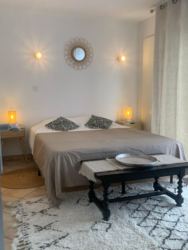 5 bedrooms, desk, free WiFi - Large Villa - courtyard and terraces overlooking Lake Salonika (Le Grau-du-Roi)