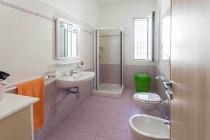 Standaard appartement | Badkamer | Een douche