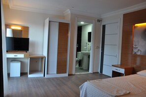 Chambre Standard Double ou avec lits jumeaux | Bureau, espace de travail pour ordinateur portable