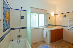 Regadera, secadora de cabello, bidet, toallas