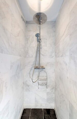 Douche, serviettes fournies