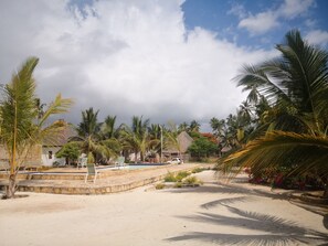 Outdoor pool, sun loungers - Mambo Ocean Resort (Kiwengwa)