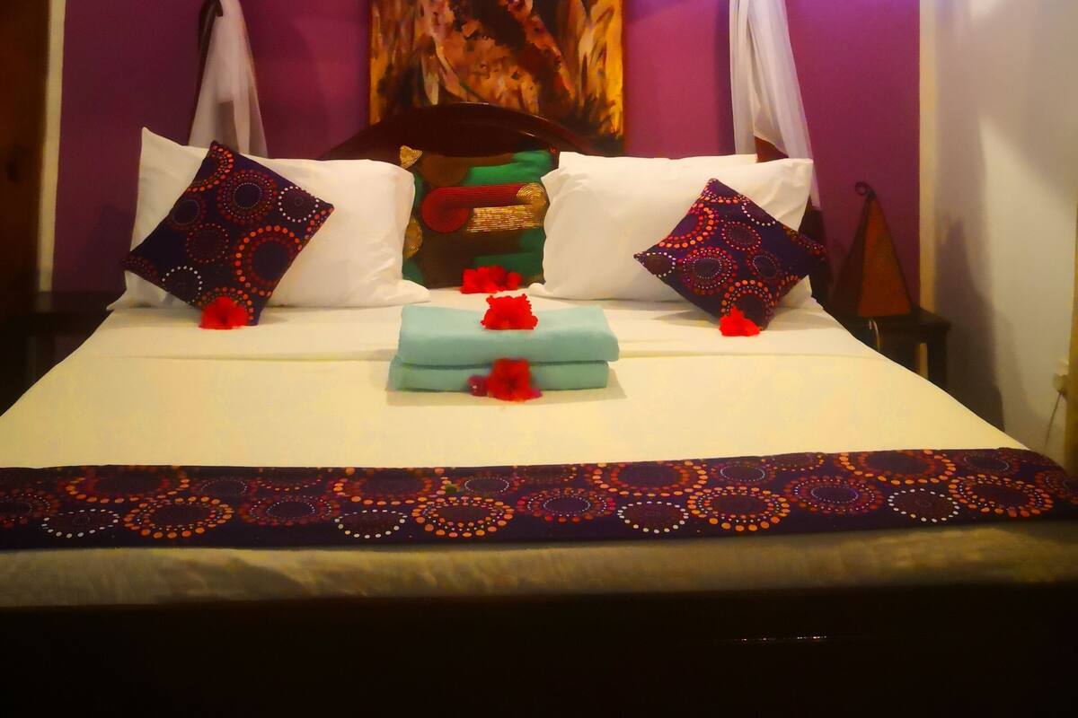 Minibar, travel cot, free WiFi, bed sheets