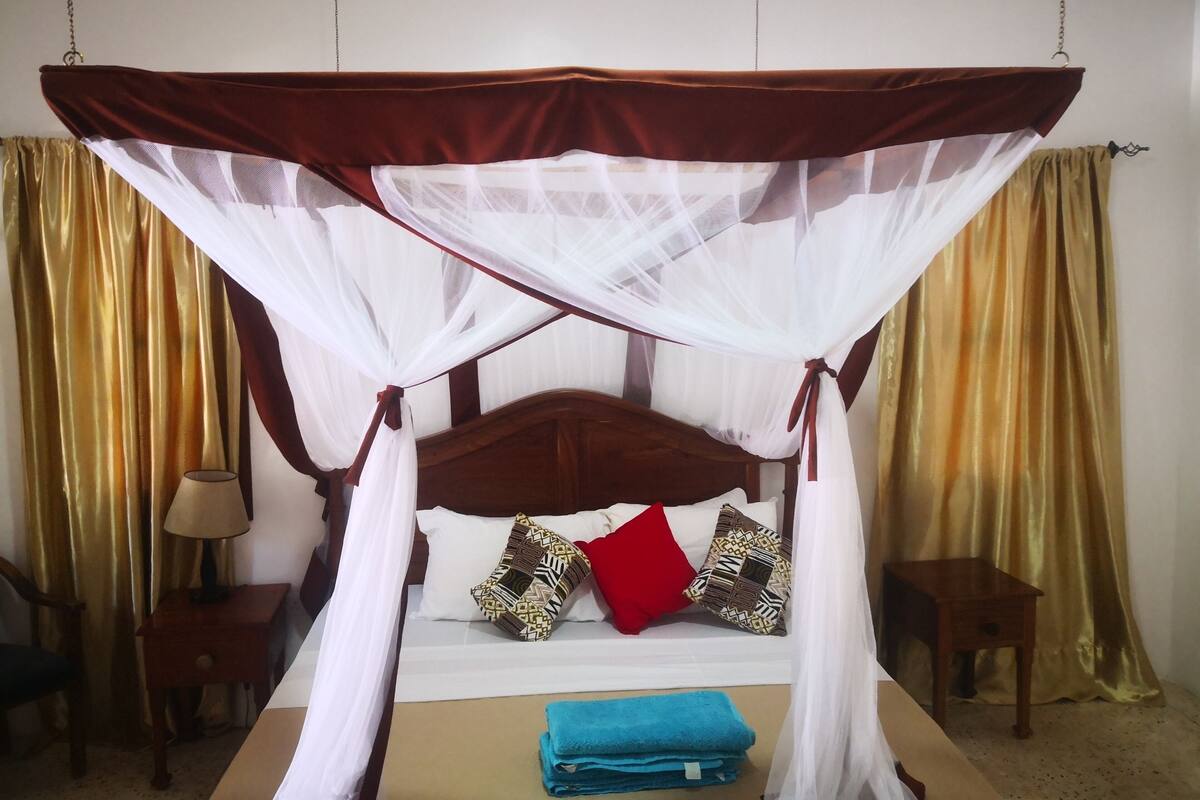 Minibar, travel cot, free WiFi, bed sheets