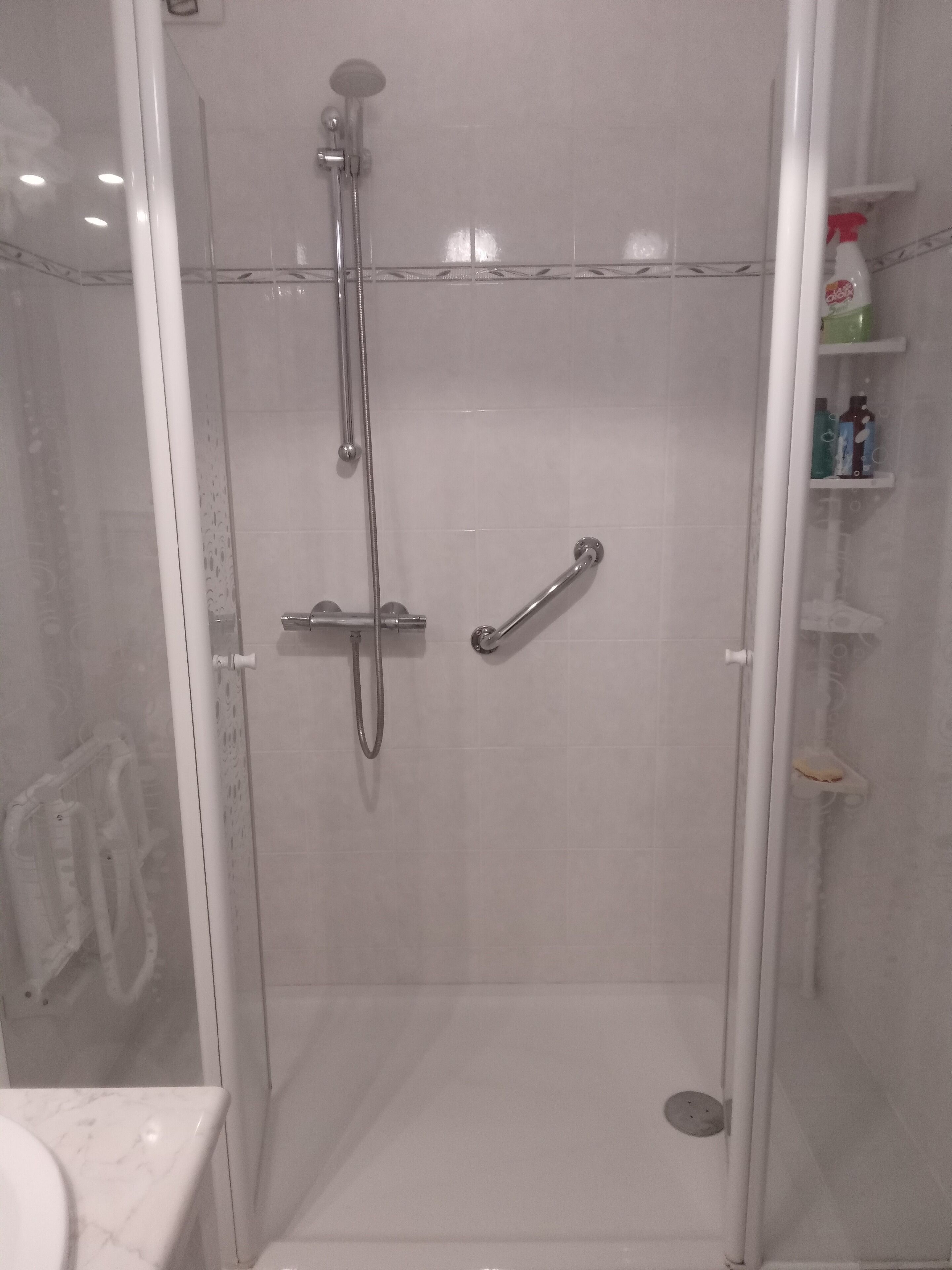 Douche, sèche-cheveux, serviettes fournies
