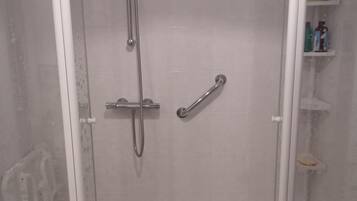 Douche, sĂšche-cheveux, serviettes fournies