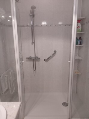 Dusche, Haartrockner, Handtücher