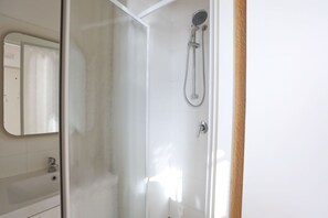 Een douche, een haardroger, een bidet, handdoeken