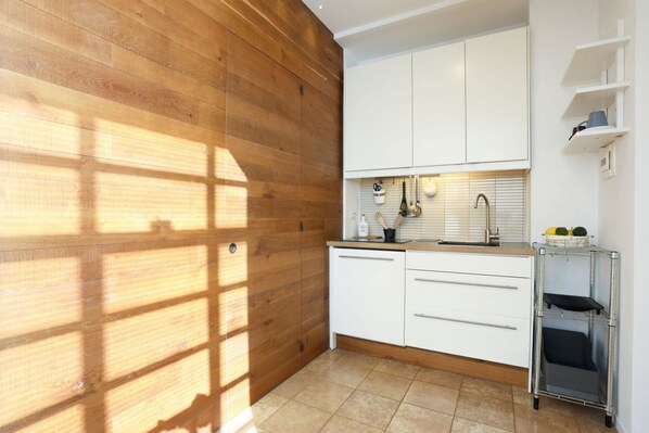 Microondas, placa de cocina, utensilios de cocina