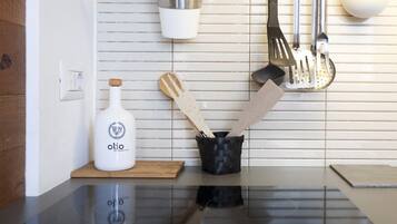 Mikrowelle, Herdplatte, Kochgeschirr/Geschirr/Besteck