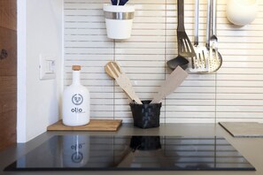 Een microgolfoven, een kookplaat, kookgerei, borden en bestek