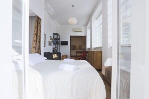 1 slaapkamer, een strijkplank/strijkijzer, wifi, beddengoed