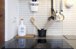 Een microgolfoven, een kookplaat, kookgerei, borden en bestek