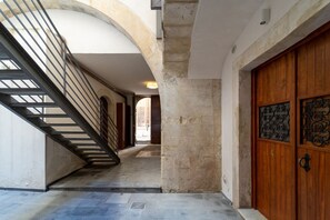 Interior - GuestHost - Modern 120 sqm apartment with sea view, finely furnished, for up to 4 people, located on the ground floor of a building (a few steps to access it). The accommodation is located in the heart of Ortigia, the marvelous historic center of Syracus (Siracusa)