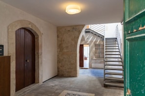 Interior - GuestHost - Modern 120 sqm apartment with sea view, finely furnished, for up to 4 people, located on the ground floor of a building (a few steps to access it). The accommodation is located in the heart of Ortigia, the marvelous historic center of Syracus (Siracusa)
