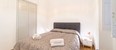 2 bedrooms, iron/ironing board, Internet, bed sheets