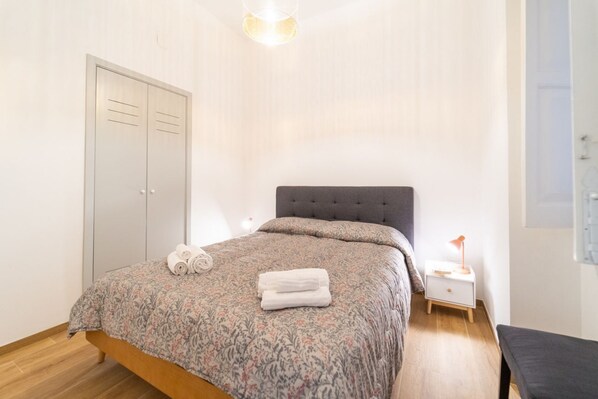 2 bedrooms, iron/ironing board, Internet, bed sheets