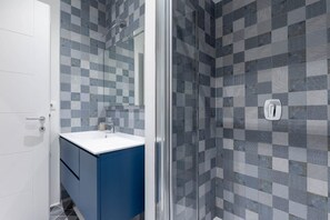 Shower, hair dryer, bidet - GuestHost - Siena Historic Center Stylish Flat with Balcony! (Siena)