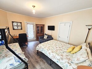 4 slaapkamers, een bureau, een strijkplank/strijkijzer, gratis wifi