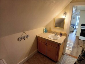 Een haardroger, handdoeken, zeep, shampoo