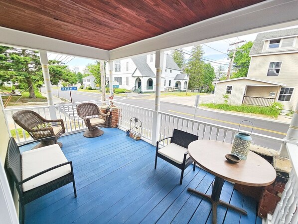 Outdoor dining - Large 4BD sleeps 10. Only a 7 min walk to the beach. Pets OK 1st floor (Old Orchard Beach)