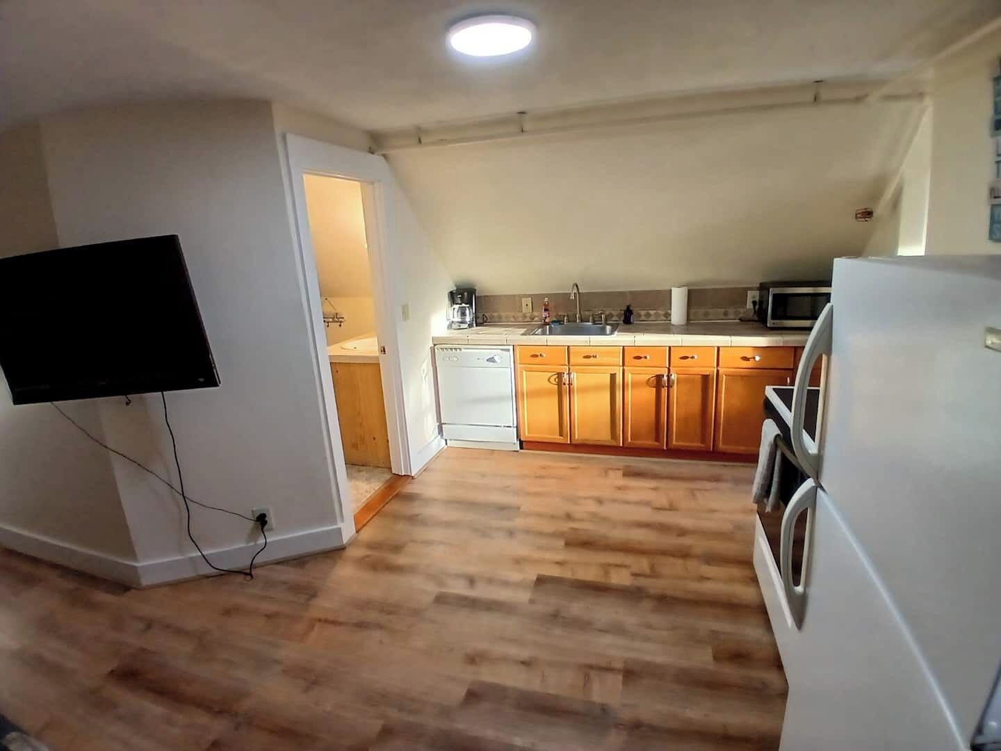 Réfrigérateur, four à micro-ondes, un four, surface de cuisson