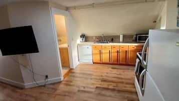 Réfrigérateur, four à micro-ondes, un four, surface de cuisson