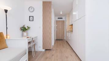 Tabla de planchar con plancha, wifi y ropa de cama